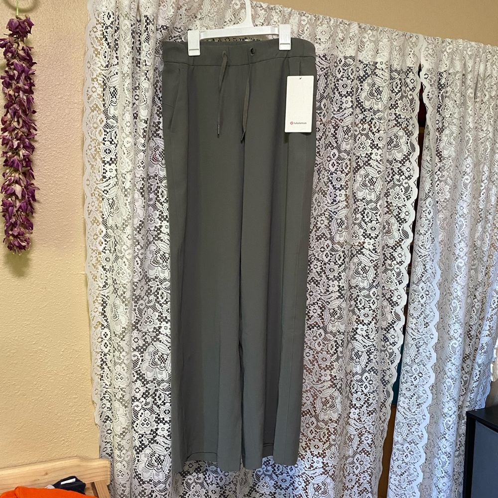Lululemon on the fly wide leg pants in size 6